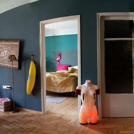 Pink Flamingo Apartment *